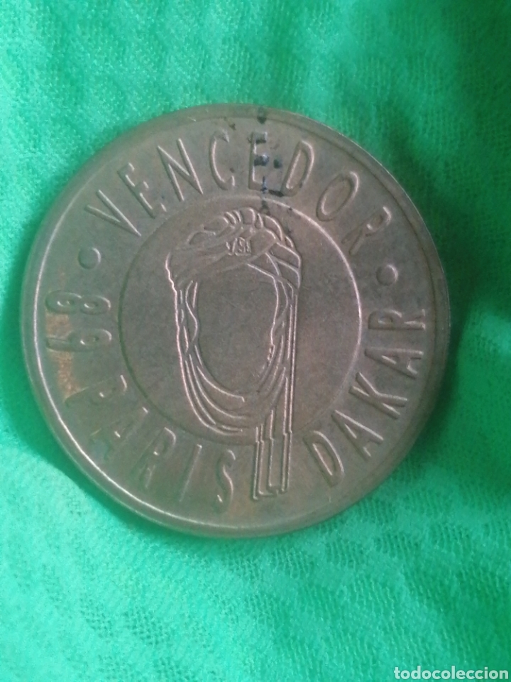 Coleccionismo deportivo: Moneda medalla peque&ntilde;a Peugeot 405 vencedor Par&iacute;s Dakar 1987