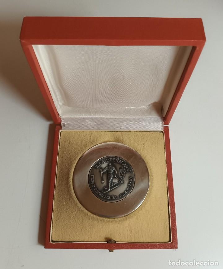 Coleccionismo deportivo: MEDALLA ESQUI ALPINO - TROFEO PEDRO ACU&Ntilde;A R.S.E.A. PE&Ntilde;ALARA - RELEVOS 3 x 10 - 1975