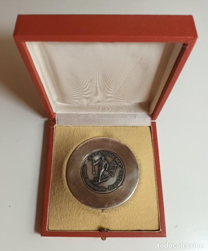 Coleccionismo deportivo: MEDALLA ESQUI ALPINO - TROFEO PEDRO ACU&Ntilde;A R.S.E.A. PE&Ntilde;ALARA - RELEVOS 3 x 10 - 1975