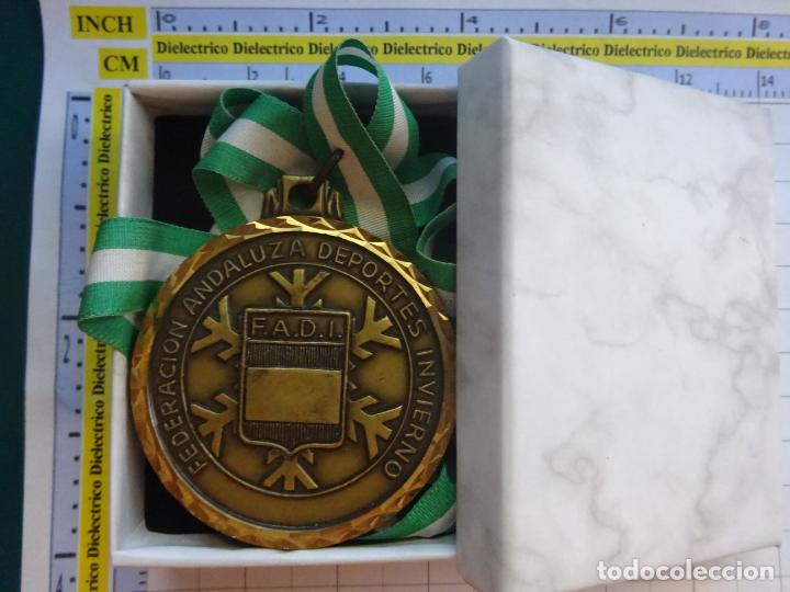 Coleccionismo deportivo: MEDALLA MEDALL&Oacute;N DE DEPORTES. FEDERACI&Oacute;N ANDALUZA DEPORTES INVIERNO. SKI ALPINO 1985 1986. 120GR