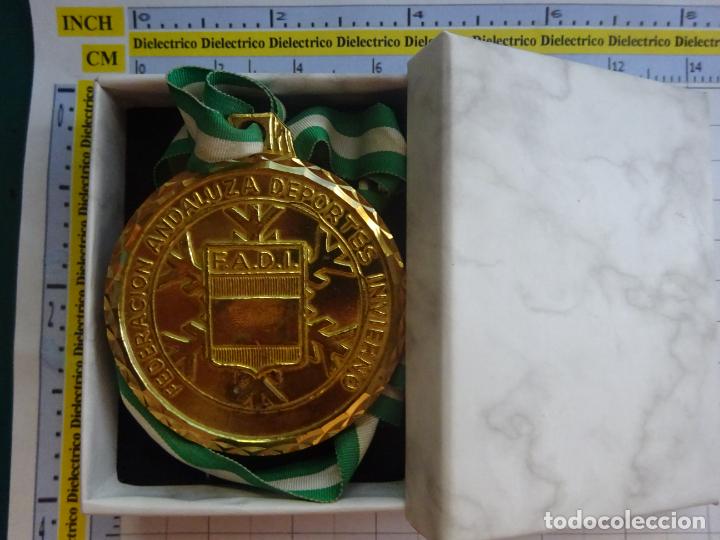 Coleccionismo deportivo: MEDALLA MEDALL&Oacute;N DE DEPORTES. FEDERACI&Oacute;N ANDALUZA DEPORTES INVIERNO. SKI ALPINO SUPER GIGANTE. 120GR