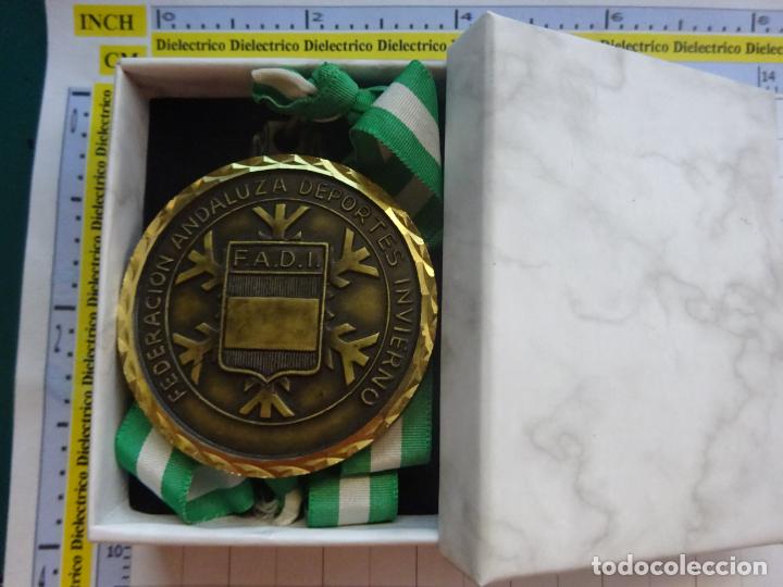 Sports collectibles: MEDALLA MEDALL&Oacute;N DE DEPORTES. FEDERACI&Oacute;N ANDALUZA DEPORTES INVIERNO. CAMPEONATOS 1985 1986. 130GR