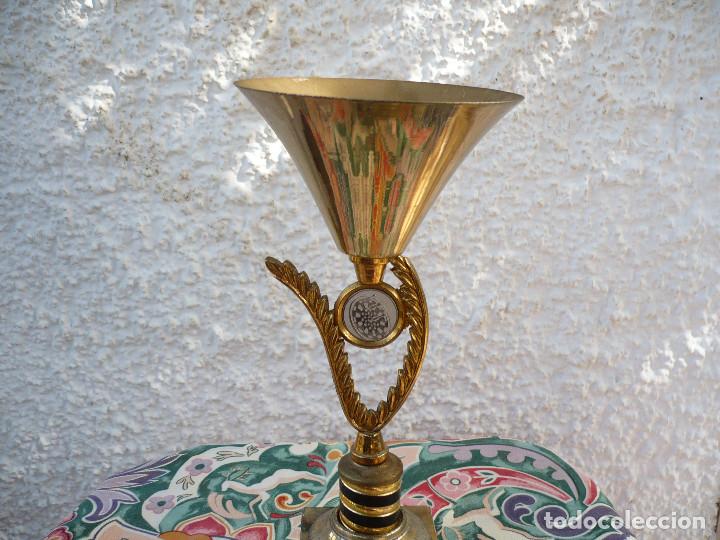 Coleccionismo deportivo: Trofeo bonito con base - Foto 1