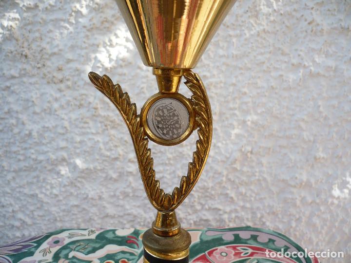 Coleccionismo deportivo: Trofeo bonito con base - Foto 2