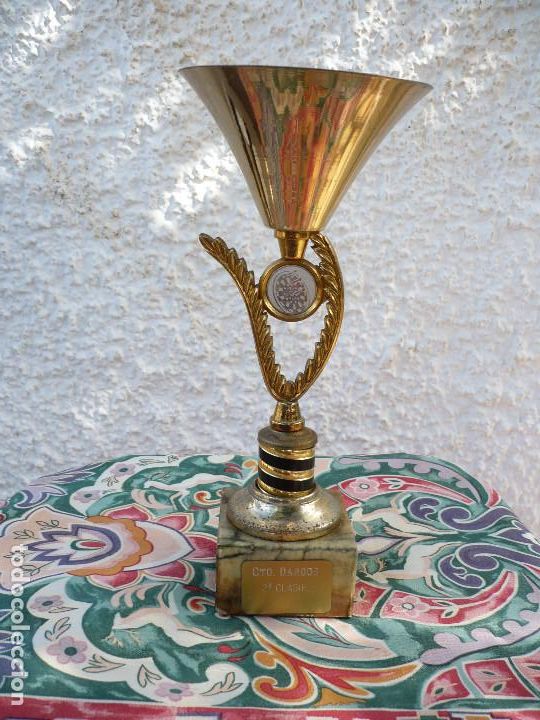 Coleccionismo deportivo: Trofeo bonito con base - Foto 3