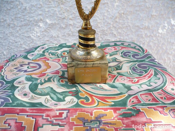 Coleccionismo deportivo: Trofeo bonito con base - Foto 5