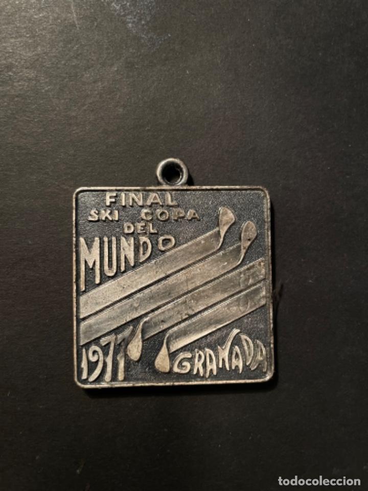 Coleccionismo deportivo: SKI - ANTIGUA MEDALLA FINAL SKI COPA DEL MUNDO 1977 GRANADA - SIERRA NEVADA SOLYNIEVE 4,5X4,5 CM.