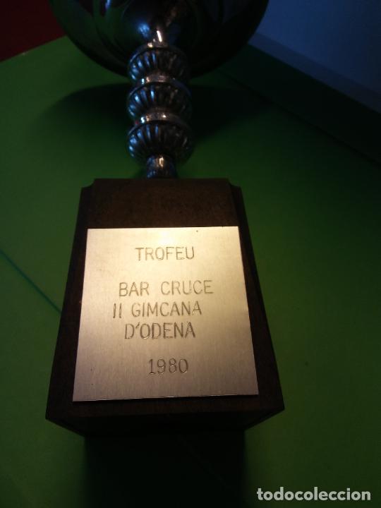 Coleccionismo deportivo: TROFEO BAR CRUCE II GIMCANA D'ODENA 1980. EN METAL. MEDIDAS 32*17 CM