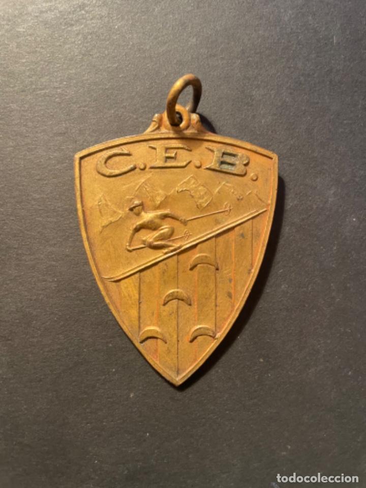 Coleccionismo deportivo: SKY - ANTIGUA MEDALLA CENTRO DE ESQUI BERGA - 1er. PREMI JIMKAMA 1975 - 6X4,5 CM.