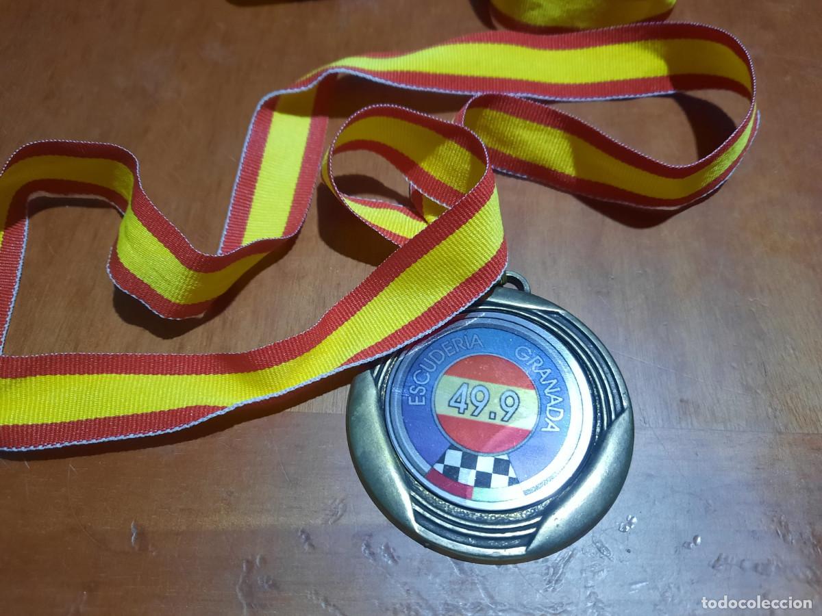 Sports collectibles: MEDALLA. ESCUDER&Iacute;A GRANADA 49,9. RALLYE PRIMERAS NIEVES DE SIERRA NEVADA. CLASIFICADO. B-3.