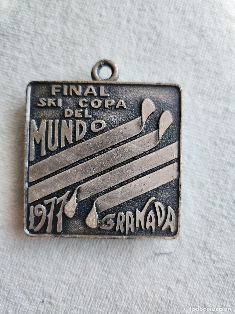 Coleccionismo deportivo: MEDALLA FINAL SKI COPA DEL MUNDO 1977 GRANADA - SIERRA NEVADA SOLYNIEVE 4,5X4,5 CM