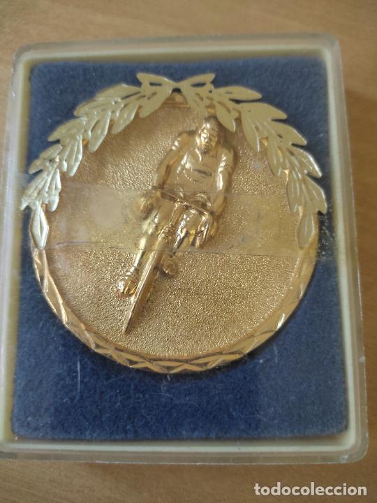 Coleccionismo deportivo: CICLISMO I TROFEO MARIANO BLANCO 1973 MEDALLA MANO ESTUCHE PL&Aacute;STICO 6 CMS APRX