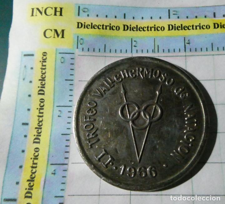 Sports collectibles: MEDALLA DE NATACI&Oacute;N A&Ntilde;O 1966. TROFEO VALLEHERMOSO DE NATACI&Oacute;N 4 X 100 FEMENINO