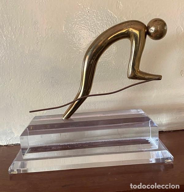 Sammelleidenschaft Sport: ESCULTURA EN METAL DORADO FIGURA SENDERISTA SOBRE PEANA BASE DE METACRILATO