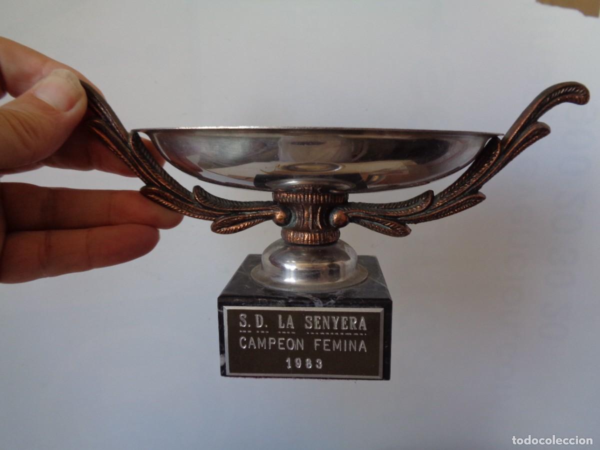 Collectionnisme sportif: &iexcl;&iexcl; TROFEO.S. D. LA SENYERA: CAMPEON FEMENINA. Estilo Grecia ANTIGUA.. A&Ntilde;O.- 1983.!! C-10.