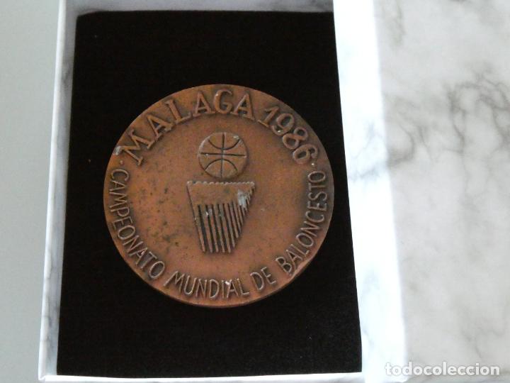 Collezionismo sportivo: MEDALLA MEDALL&Oacute;N DE BALONCESTO. CAMPEONATO MUNDIAL DE BASKET MALAGA 1986. AYUNTAMIENTO. CON CAJA
