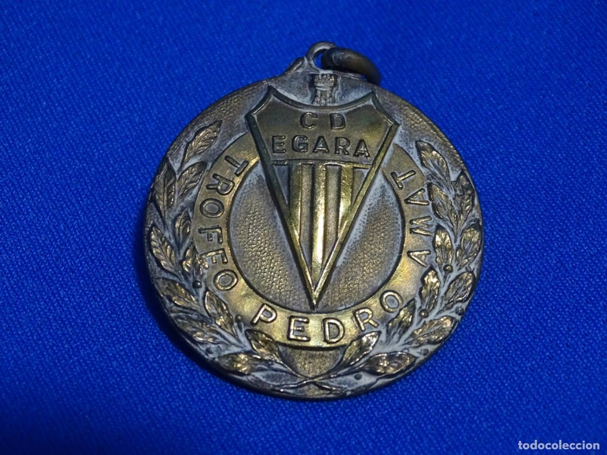 Coleccionismo deportivo: MEDALLA TROFEO PEDRO AMAT HOCKEY C. D. EGARA. V TORNEO INTERNACIONAL 1962.