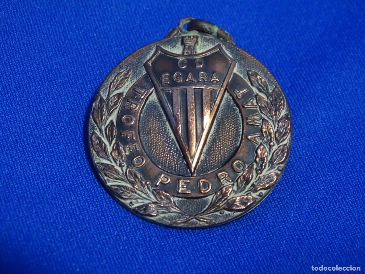 Coleccionismo deportivo: MEDALLA TROFEO PEDRO AMAT HOCKEY C. D. EGARA. XXV ANIVERSARIO 1960.