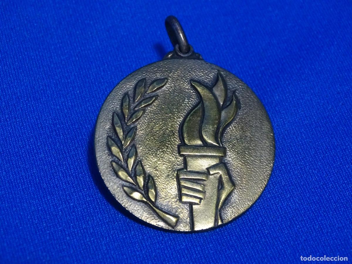 Coleccionismo deportivo: MEDALLA CLUB C. D. EGARA HOCKEY INAUGURACION JULIO 1961.