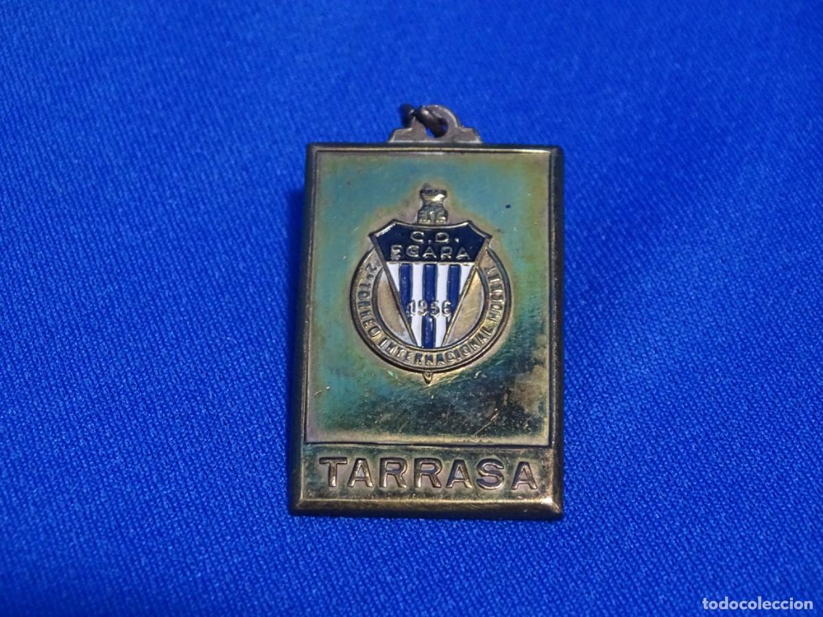 Coleccionismo deportivo: MEDALLA TROFEO PEDRO AMAT C. D. EGARA 1956. II TORNEO INTERNACIONAL HOCKEY