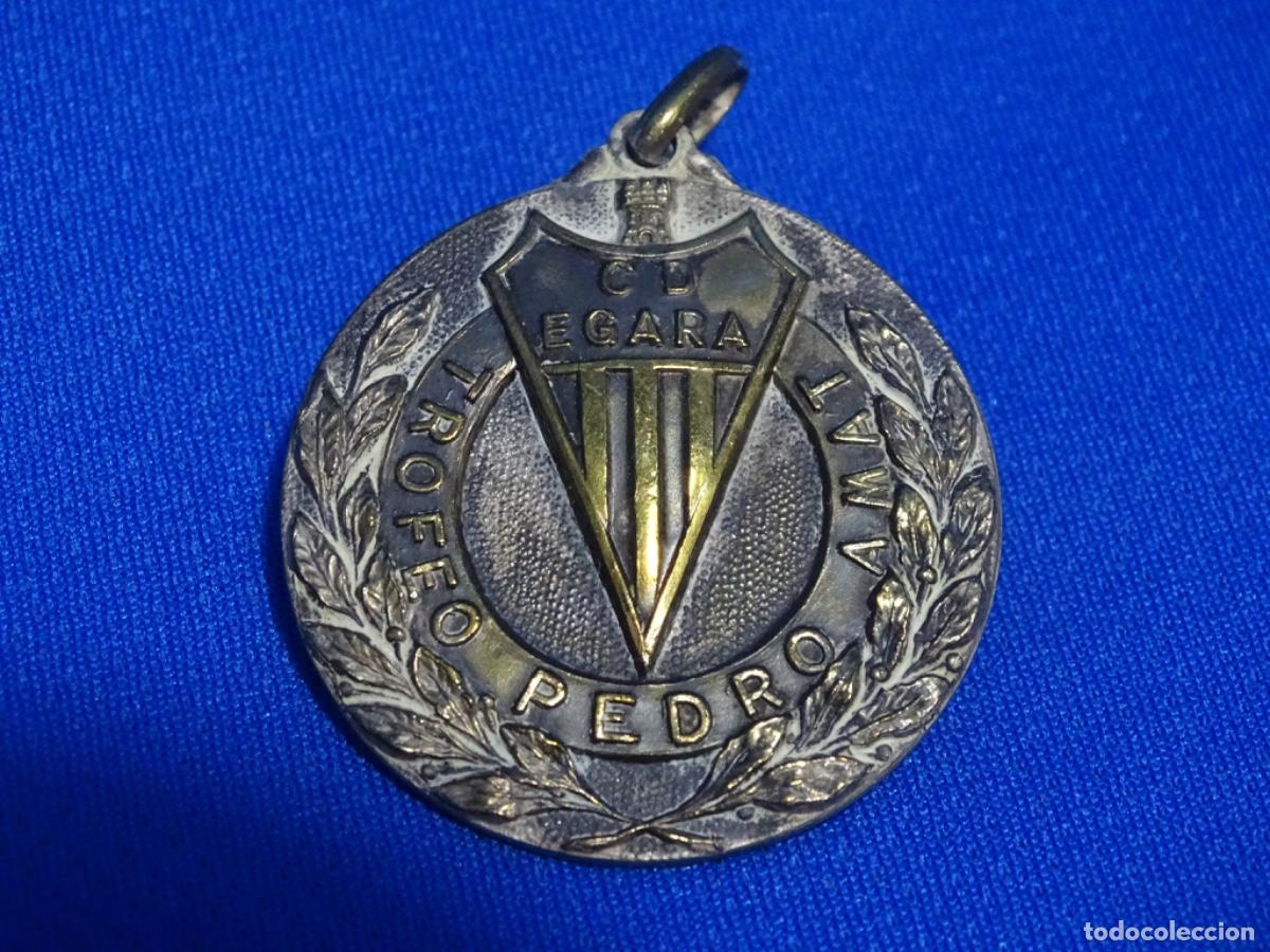 Coleccionismo deportivo: MEDALLA TROFEO PEDRO AMAT C. D. EGARA. III TORNEO INERNACIONAL HOCKEY 1958.