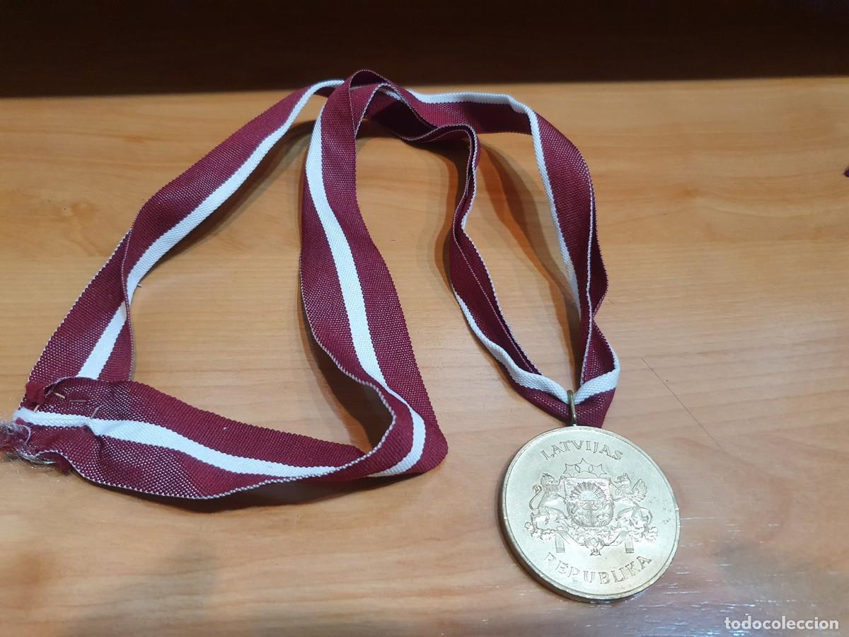 Coleccionismo deportivo: Lote 2066. Medalla del Comit&eacute; de Cultura F&iacute;sica y Deportes de la Rep&uacute;blica de Letonia, con cinta