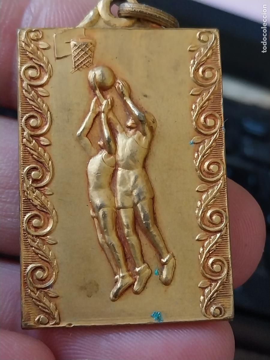 Collezionismo sportivo: BALONCESTO 1954 CAMPEON ESPA&Ntilde;A MEDALLA 4 X 2,7CM METAL DORADO ORIGINAL