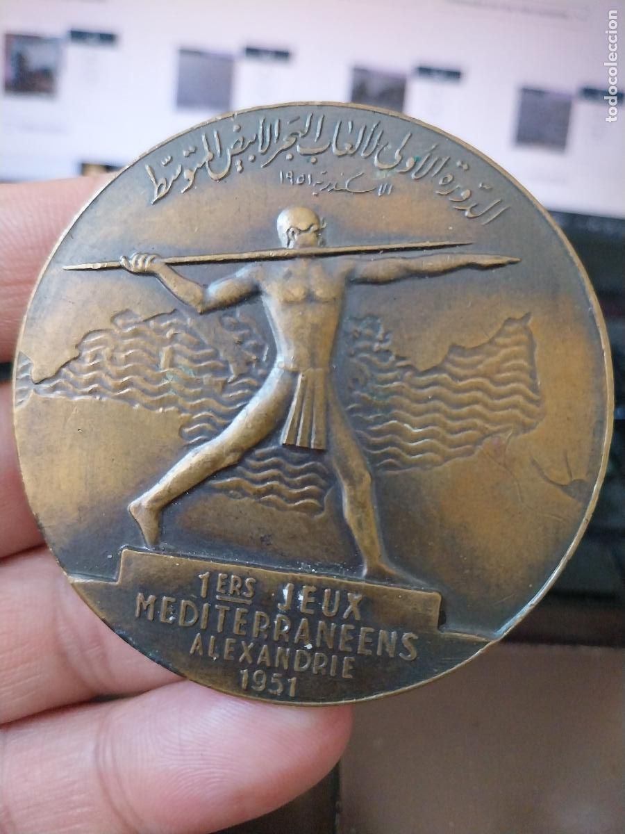 Coleccionismo deportivo: 1&ordm; JUEGOS MEDITERRANIO 1951 ALEXANDRIE MEDALLA MANO ORIGINAL 6,2CM DORSO AROS OLIMPICOS