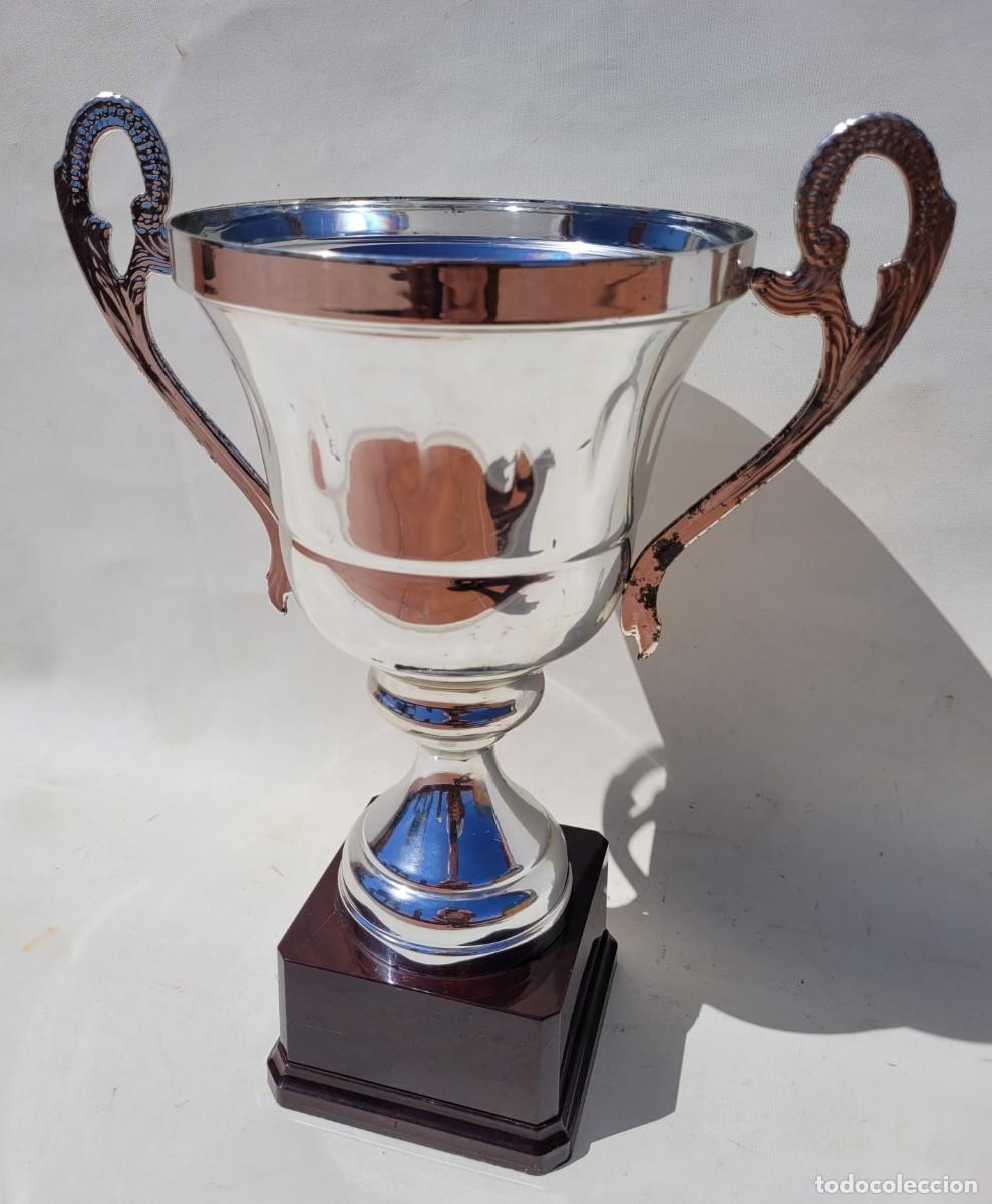Coleccionismo deportivo: Trofeo grande sin marcar ni evento., base de metal y pl&aacute;stico duro, 33cm