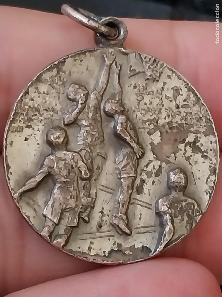 Coleccionismo deportivo: BALONCESTO 1949 II TORNEO IB&Eacute;RICO FEDERACION ESPA&Ntilde;OLA BALONCESTO MEDALLA ORIGINAL 2,8CM