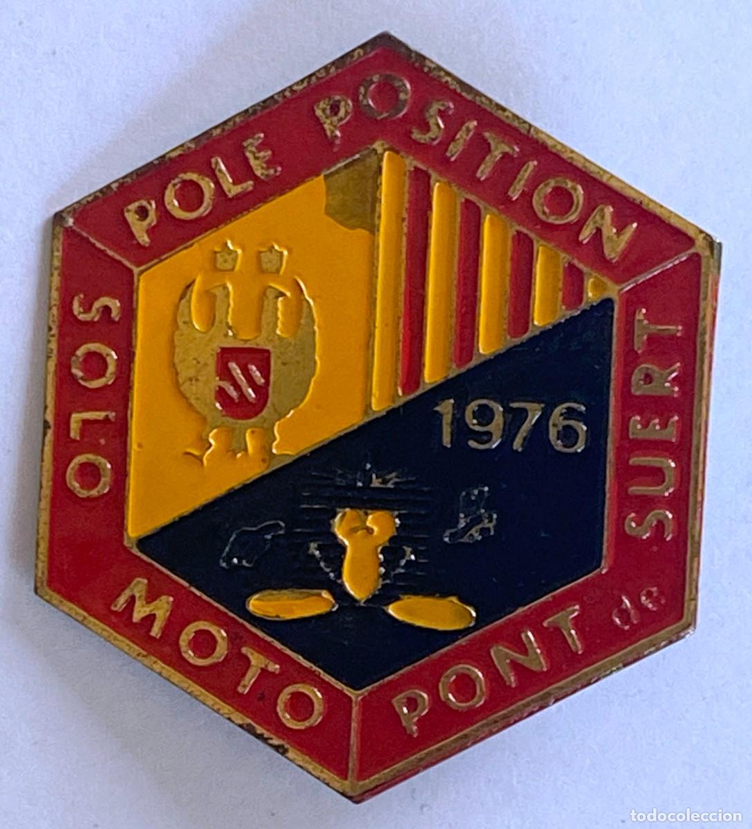 Coleccionismo deportivo: ANTIGUA INSIGNIA DE MOTORISMO, POLE POSITION SOLO MOTO PONT DE SUERT 1976, MIDE 5 X 4,5 CMS. SISTEMA