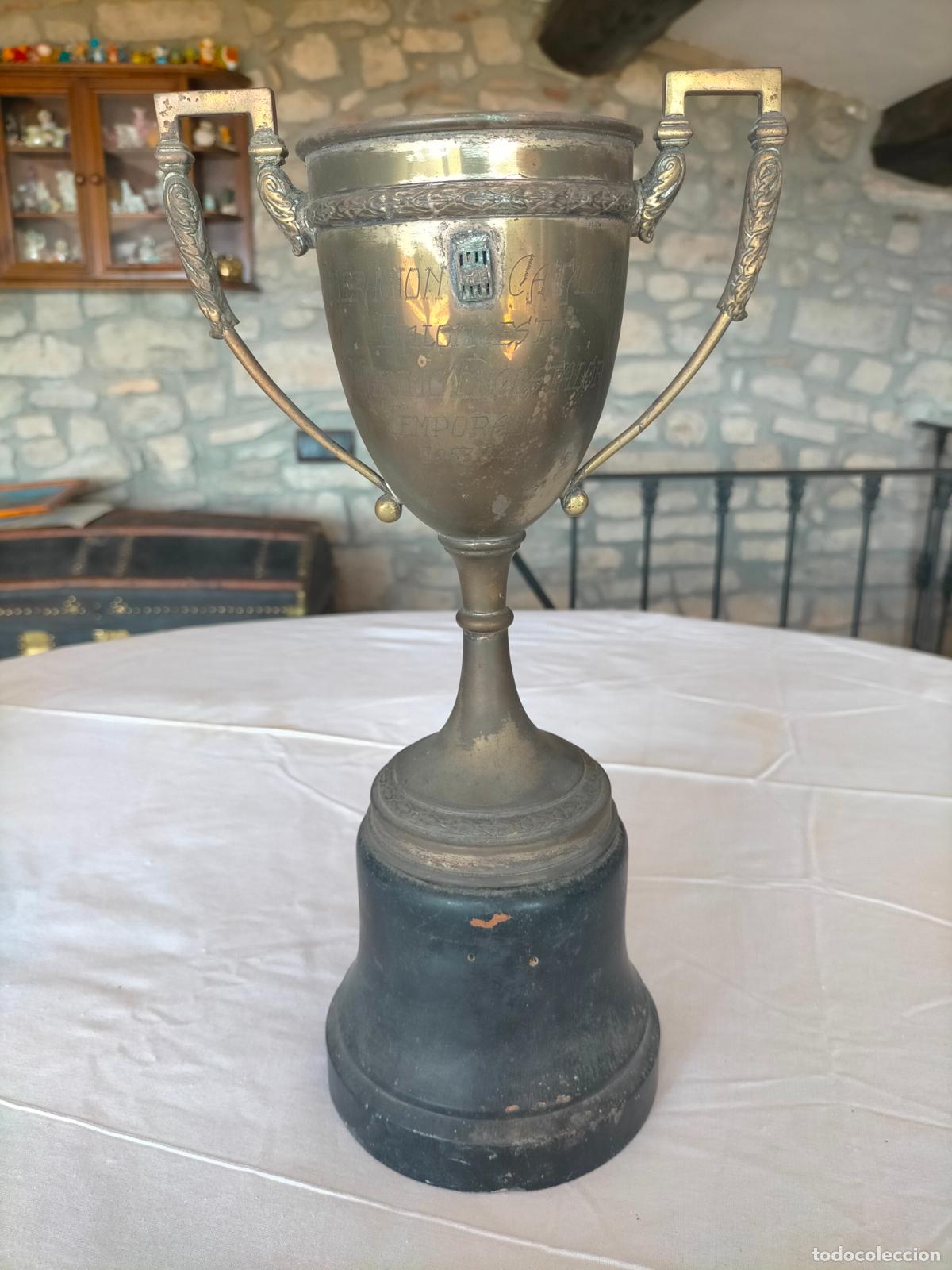 Coleccionismo deportivo: Copa antigua federaci&oacute;n catalana de baloncesto maximo encestador temporada 1953-54