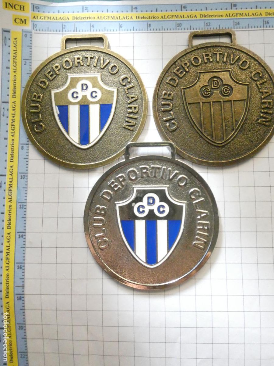 Coleccionismo deportivo: 3 MEDALLAS CLUB DEPORTIVO CLARIN DE MOTRIL, GRANADA. F&Uacute;TBOL BALONMANO NATACI&Oacute;N. 290GR