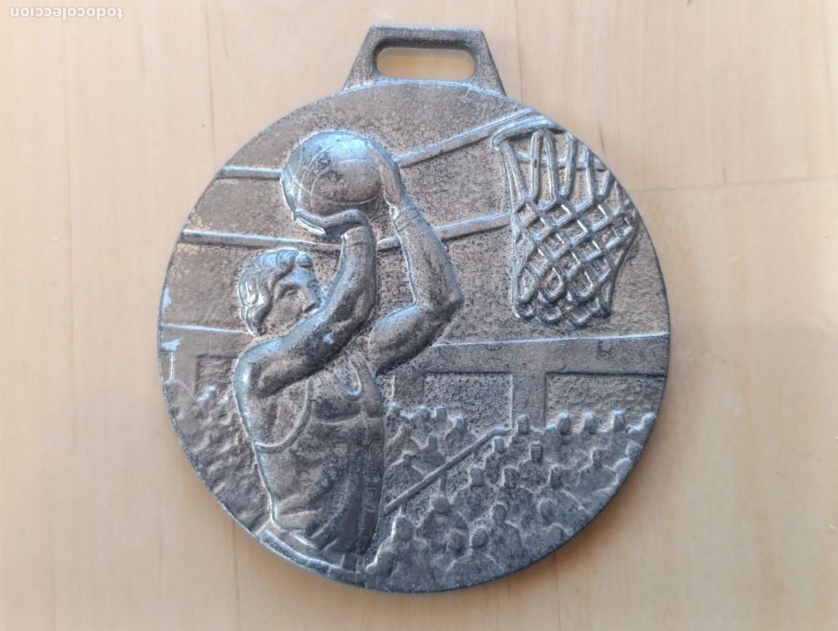 Sports collectibles: MEDALLA BALONCESTO.A&Ntilde;O 86.EL PILAR.