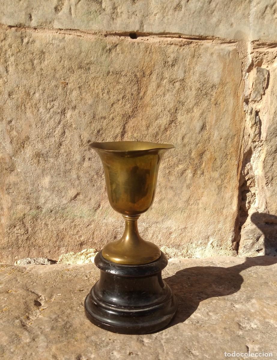 Collectionnisme sportif: Antiguo trofeo, peque&ntilde;a copa de bronce??. Peana madera