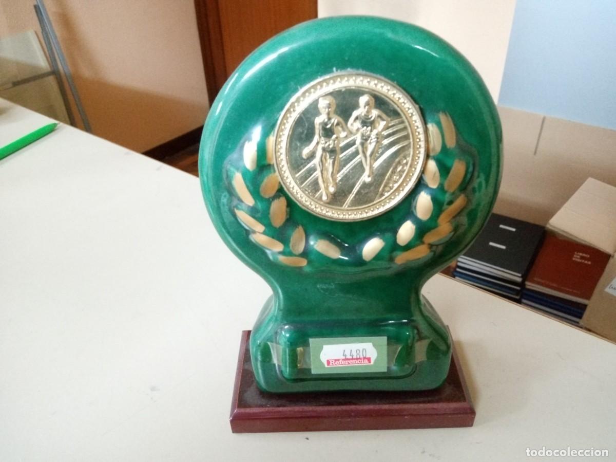 Coleccionismo deportivo: Trofeo Peana de Atletismo