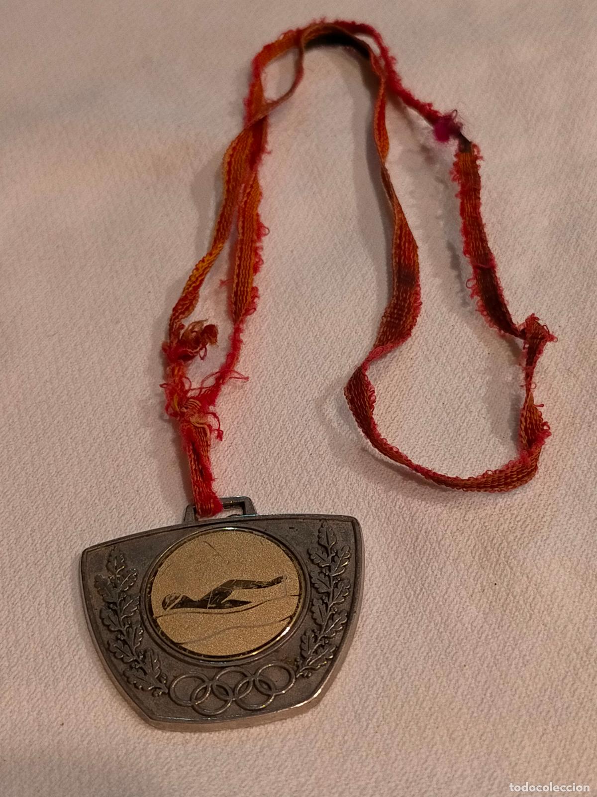 Sammelleidenschaft Sport: Medalla tipo ol&iacute;mpica de nataci&oacute;n con cinta antigua a&ntilde;os 80