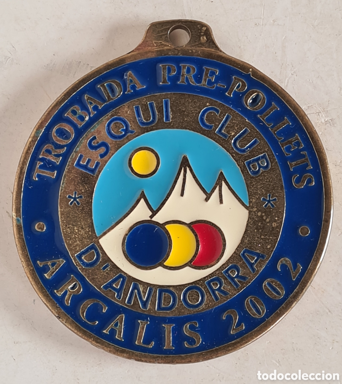 Coleccionismo deportivo: Medalla Esqu&iacute; Club Andorra Trobada Pre-Pollets Arcal&iacute;s 2002 - Mascota Shin Chan Esquiador - Anime