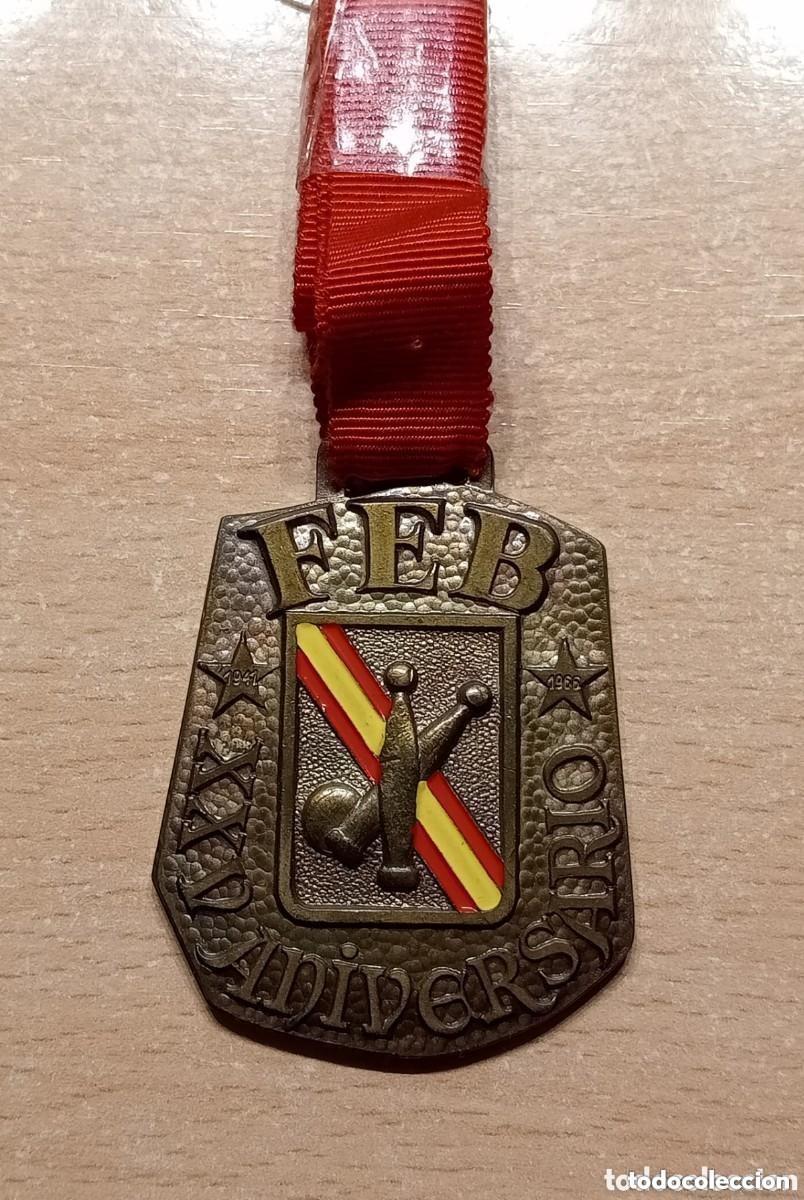 Coleccionismo deportivo: ANTIGUA MEDALLA FEDERACI&Oacute;N ESPA&Ntilde;OLA DE BOLOS. F.E.B. XXV ANIVERSARIO. 1941-1966. CONTIENE CINTA