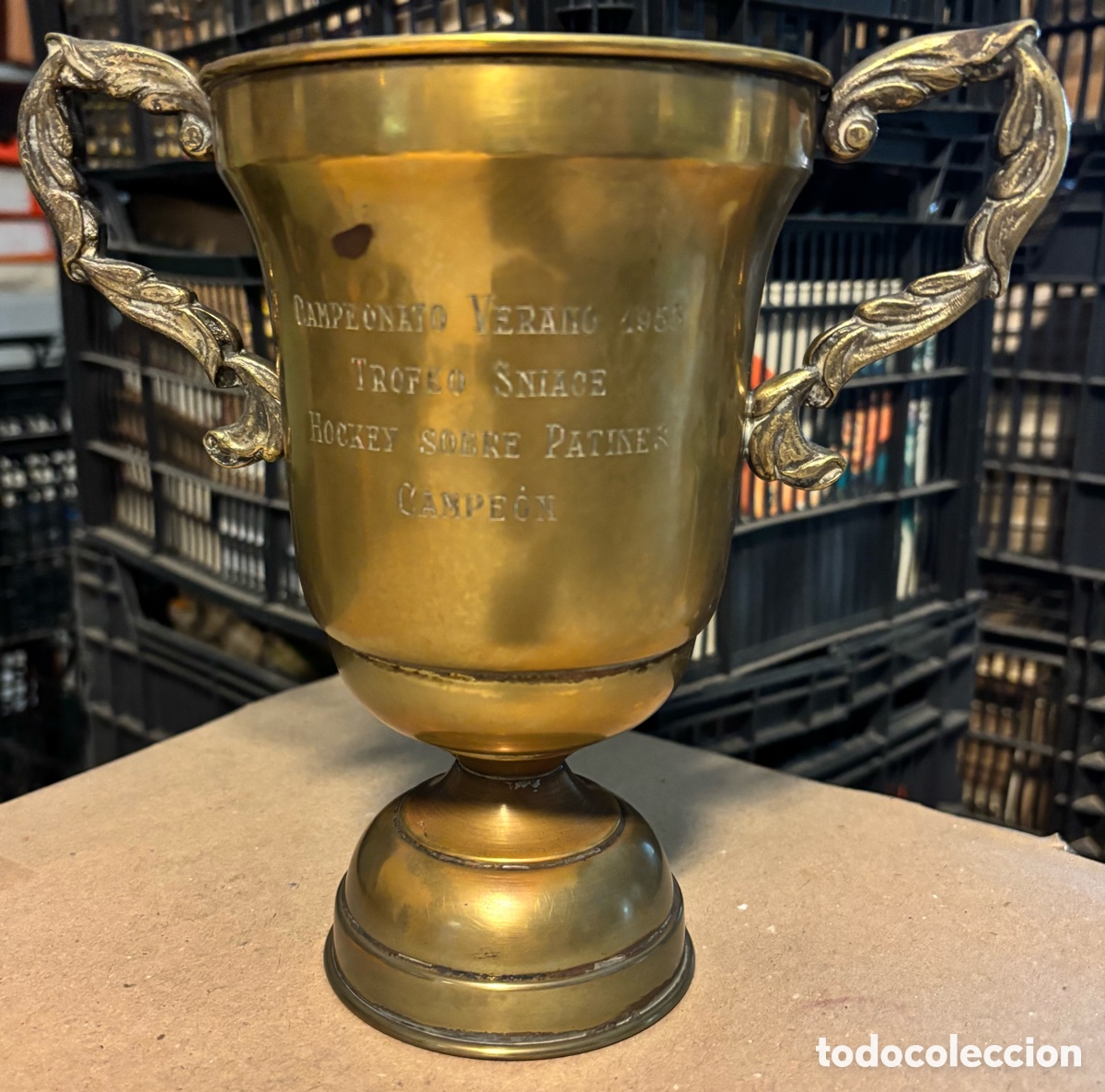 Coleccionismo deportivo: TROFEO CAMPE&Oacute;N VERANO SNIACE HOCKEY SOBRE PATINES DE 1955. DE LAT&Oacute;N.
