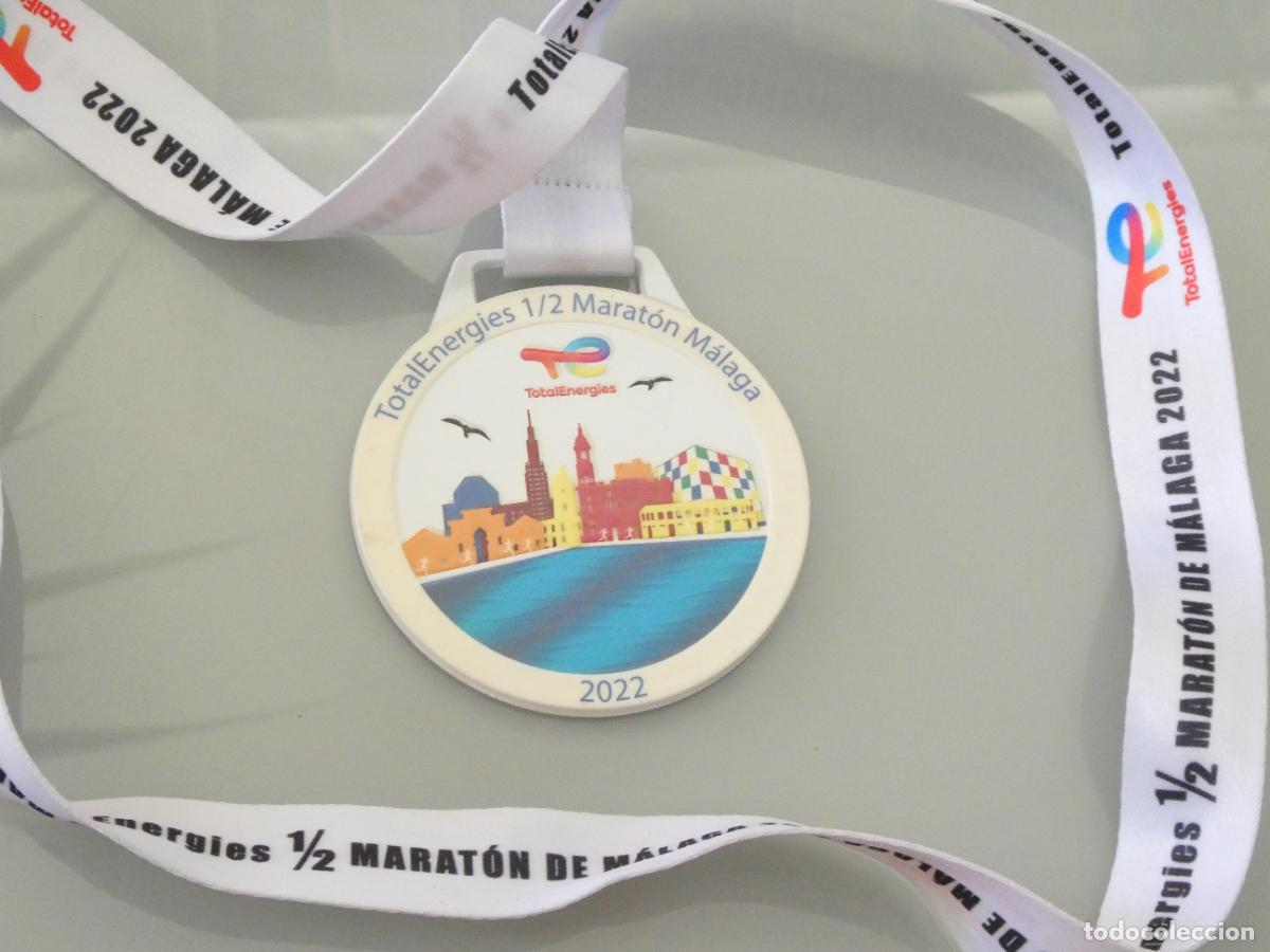 Sammelleidenschaft Sport: MEDALLA DEPORTIVA ATLETISMO MARCHA RUNNING. 1/2 MARATON MARATHON M&Aacute;LAGA 2022 TOTALENERGIES. 60GR