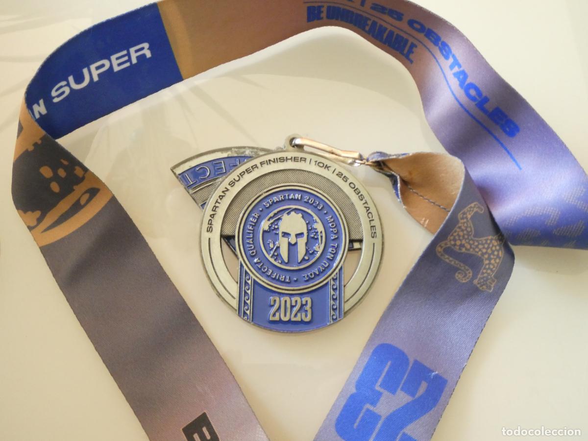 Sammelleidenschaft Sport: MEDALLA DEPORTIVA ATLETISMO MARCHA RUNNING. CARRERA OBST&Aacute;CULOS SPARTAN 2023. 170GR