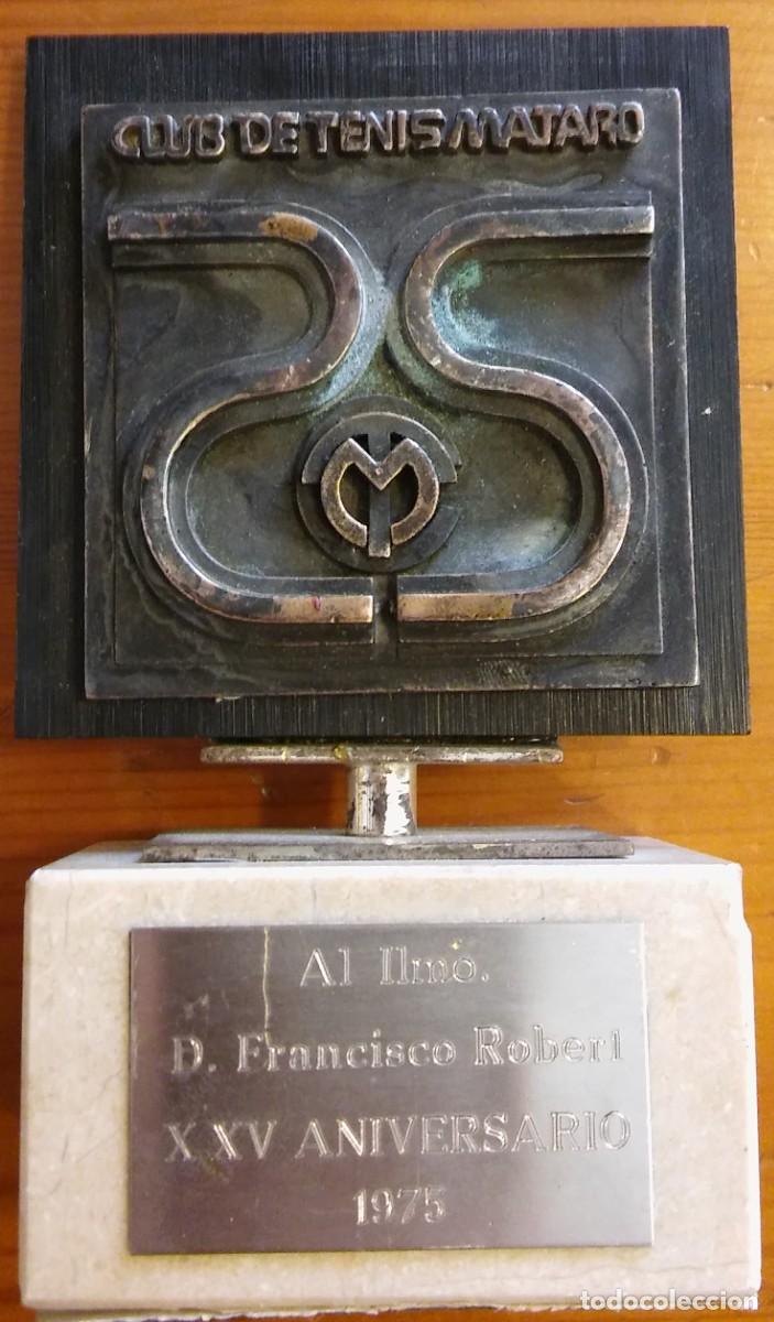 Collezionismo sportivo: Club de Tenis Matar&oacute;, trofeo del XXV aniversario con placa al alcalde D. Francisco Robert (1975).