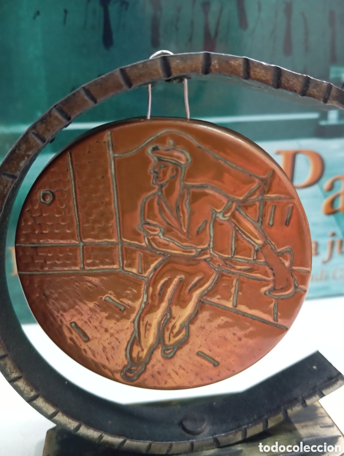 Coleccionismo deportivo: ANTIGUO TROFEO DE PELOTARI DE CESTA PUNTA JAI ALAI PELOTA VASCA A&Ntilde;OS 40 MEDALLA PA&Iacute;S VASCO. FRANCIA