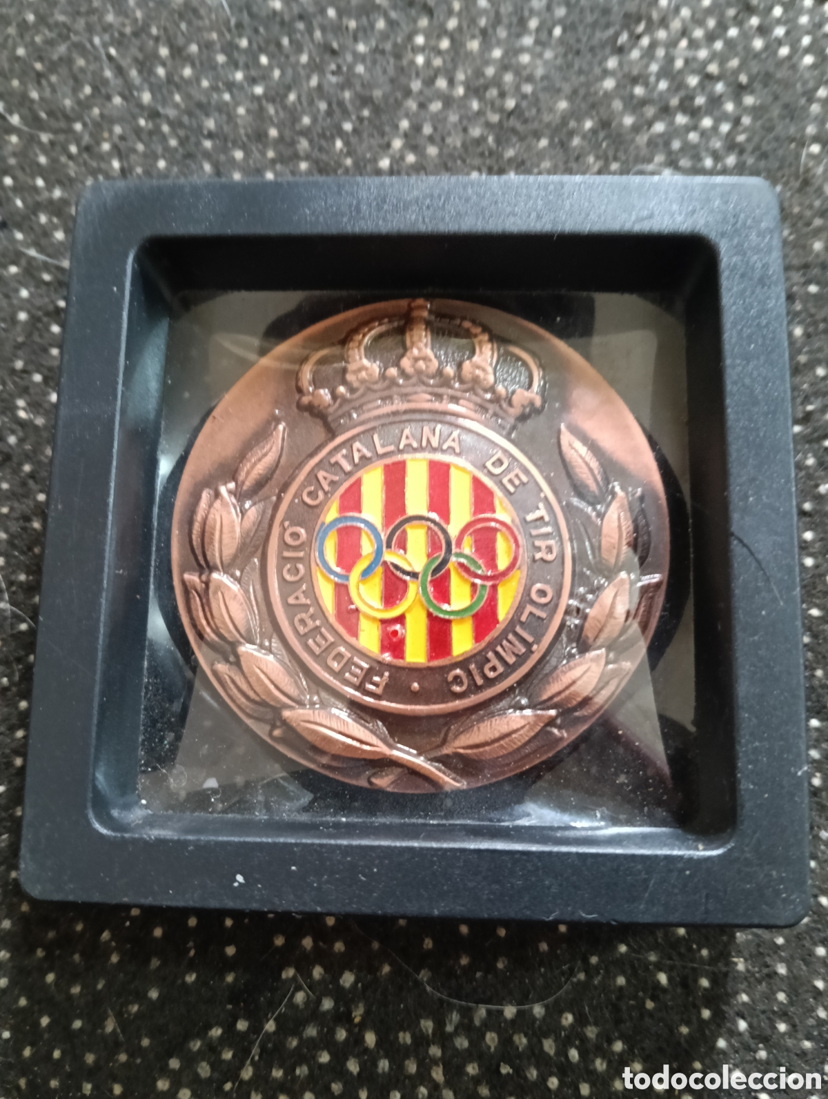 Coleccionismo deportivo: MEDALLA FEDERACI&Oacute;N CATALANA DE TIRO OL&Iacute;MPICO - A&Ntilde;O 1984 en caja original mide 5 cm.