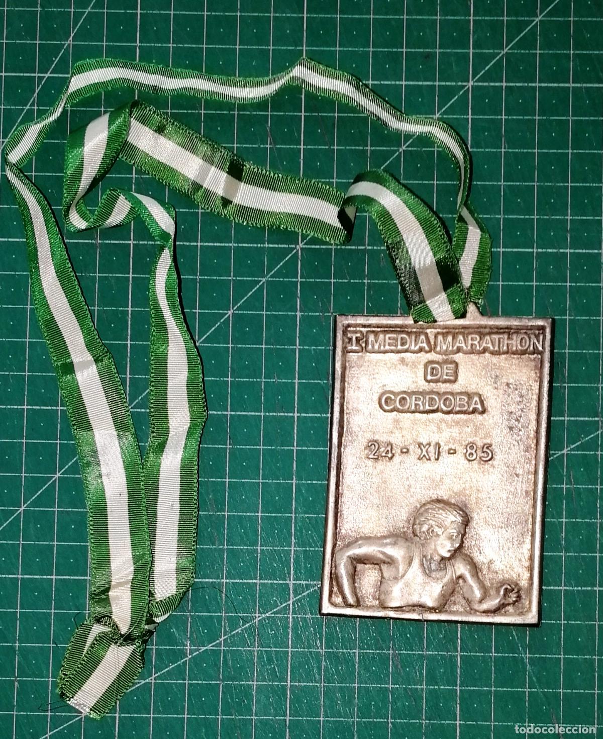 Coleccionismo deportivo: MEDALLA. I MEDIA MARATHON DE C&Oacute;RDOBA. 24-XI-85 [24 noviembre 1985] MET&Aacute;LICA. 9x6 cm aprox