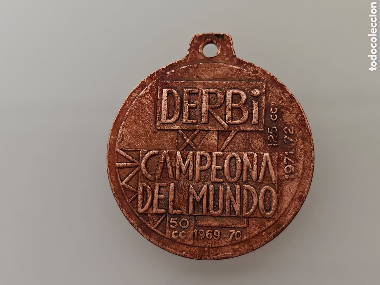 Coleccionismo deportivo: ANTIGUA MEDALLA DERBI CAMPEONA DEL MUNDO 1969-70 50cc y 1971-72 125cc