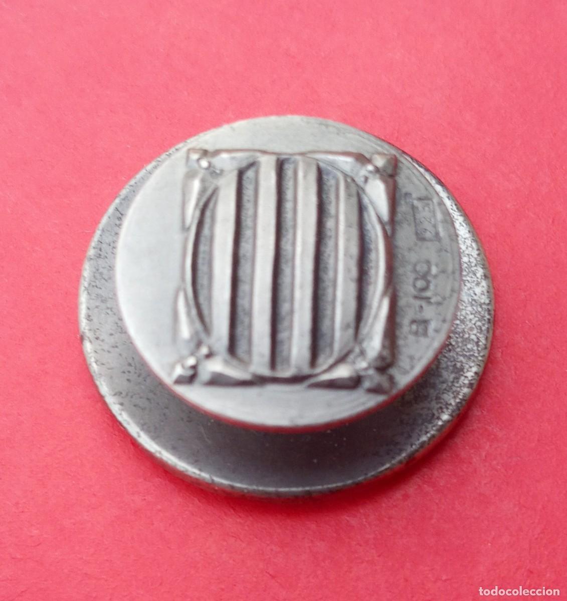 Sports collectibles: Insignia Esport Catala. Escudo Generalitat de Catalu&ntilde;a. Plata.