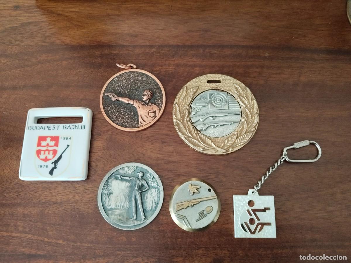 Colecionismo desportivo: 5 medallas y 1 llavero Tiro. Badajoz, Francia, Budapest e Italia.