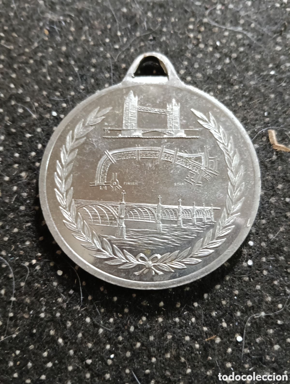 Colecionismo desportivo: Medalla de una Mini Marat&oacute;n 1990 Oficial en Londres mide 5 cm